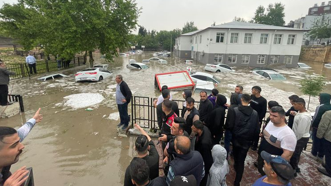 Sağanak yağış sonrası yollar göle döndü: Araçlar sular altında kaldı