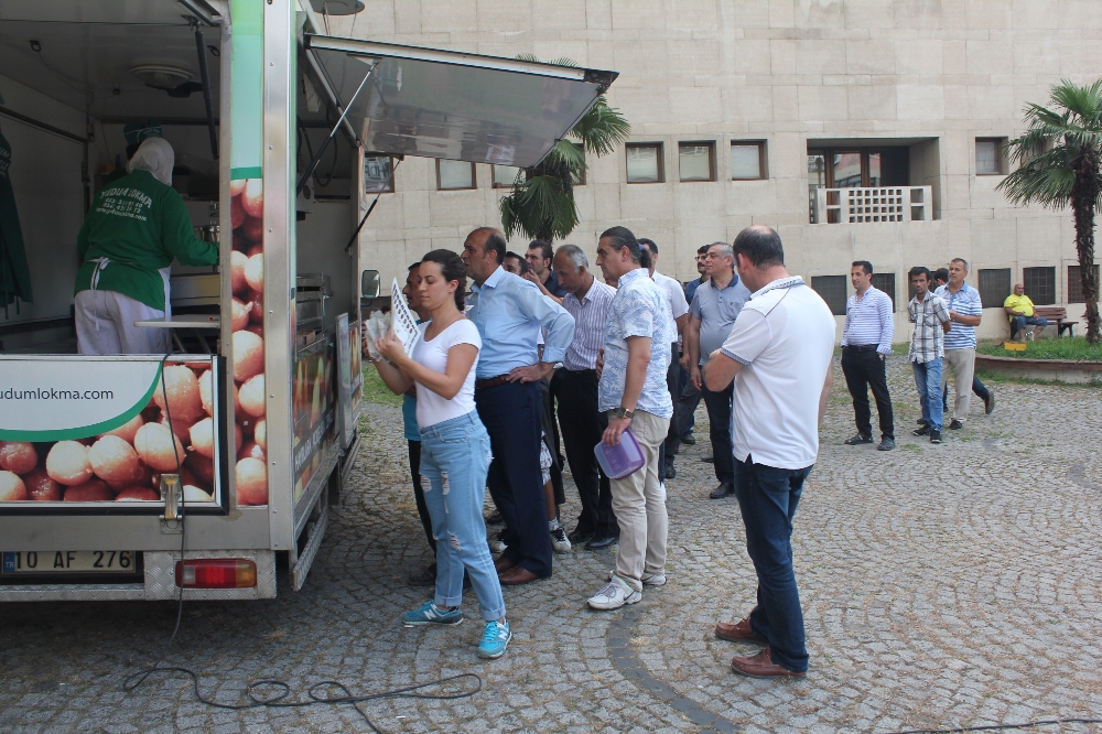 Kavga eden kızlara adliye önünde lokma dağıtma cezası