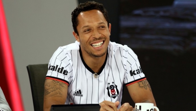 Saldırı sonrası Beşiktaş'ta deprem: Ailesi Türkiye'yi terk etti!