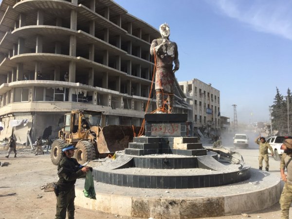 Afrin'in merkezinin giriş kapısı yıkıldı