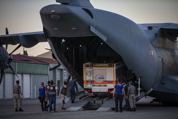 Enkaz altında bin 600 kişi aranıyor