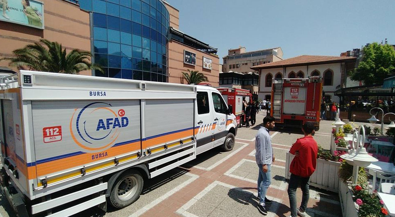 Son dakika: Bursa'da AVM'de yangın! Mağazanın tavanı çöktü