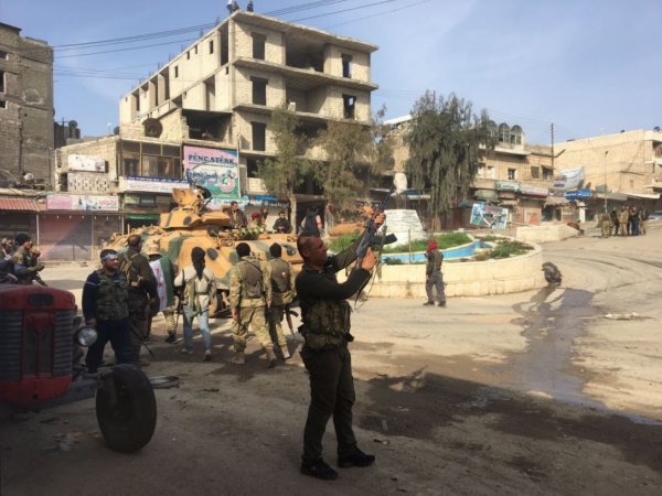 Afrin'in merkezinin giriş kapısı yıkıldı