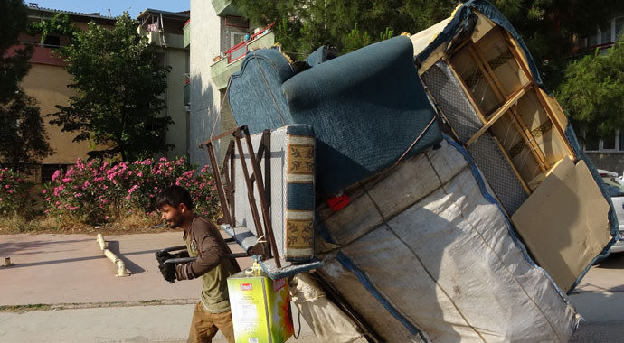 İki tekerlekle kamyon gibi yük çekiyor