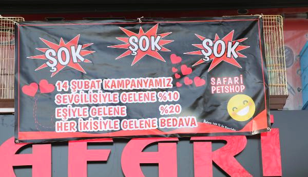 Rize'de Petshop'a asılan afiş görenleri hayrete düşürdü