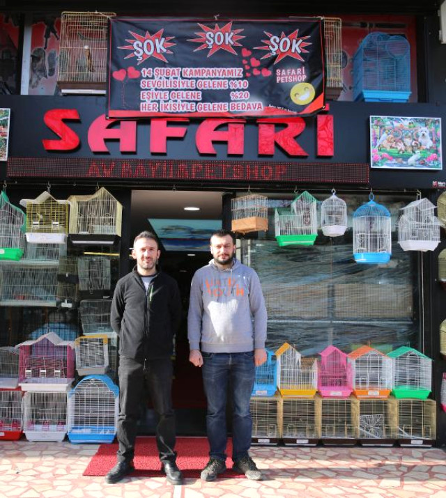Rize'de Petshop'a asılan afiş görenleri hayrete düşürdü