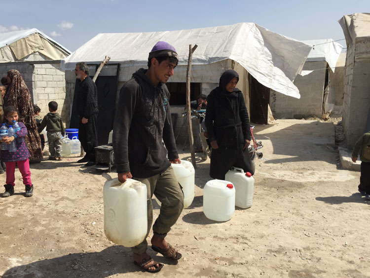 Afrin'deki Suriyelilere haftalık 100 ton su yardımı