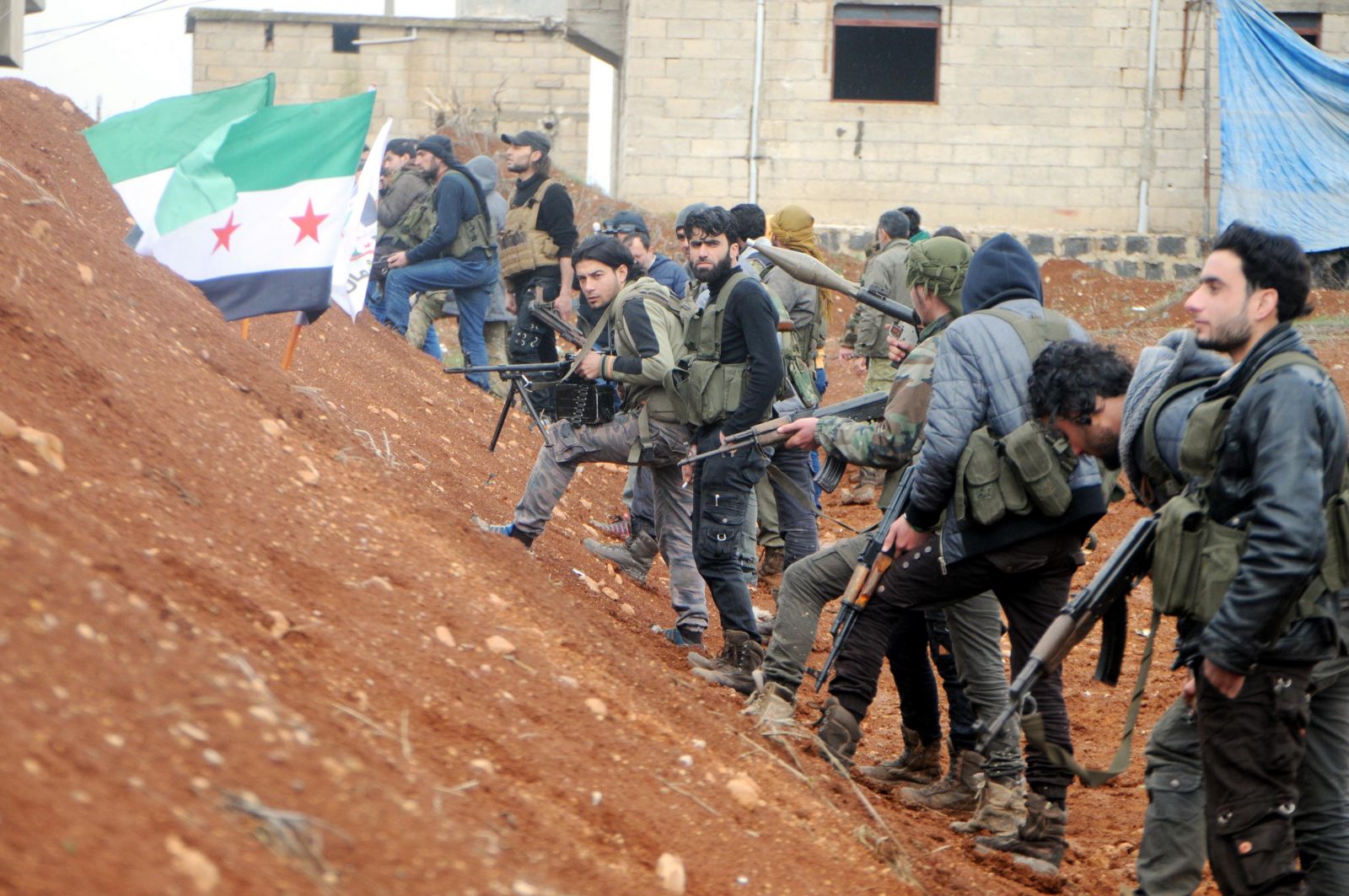 Afrin hattındaki muhaliflerin elleri tetikte