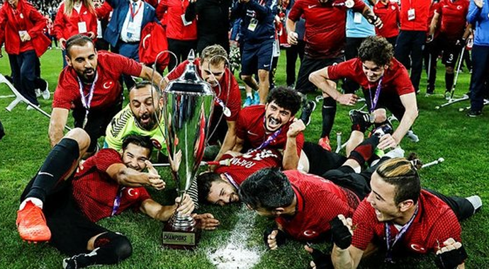 Ali Ağaoğlu Ampute Millî Takımı'na söz verdiği tapuları verdi