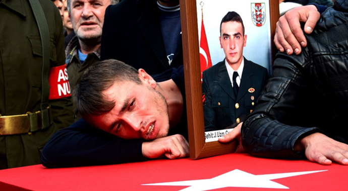 Şehit arkadaşının tabutuna sarılmıştı: O da şehit oldu