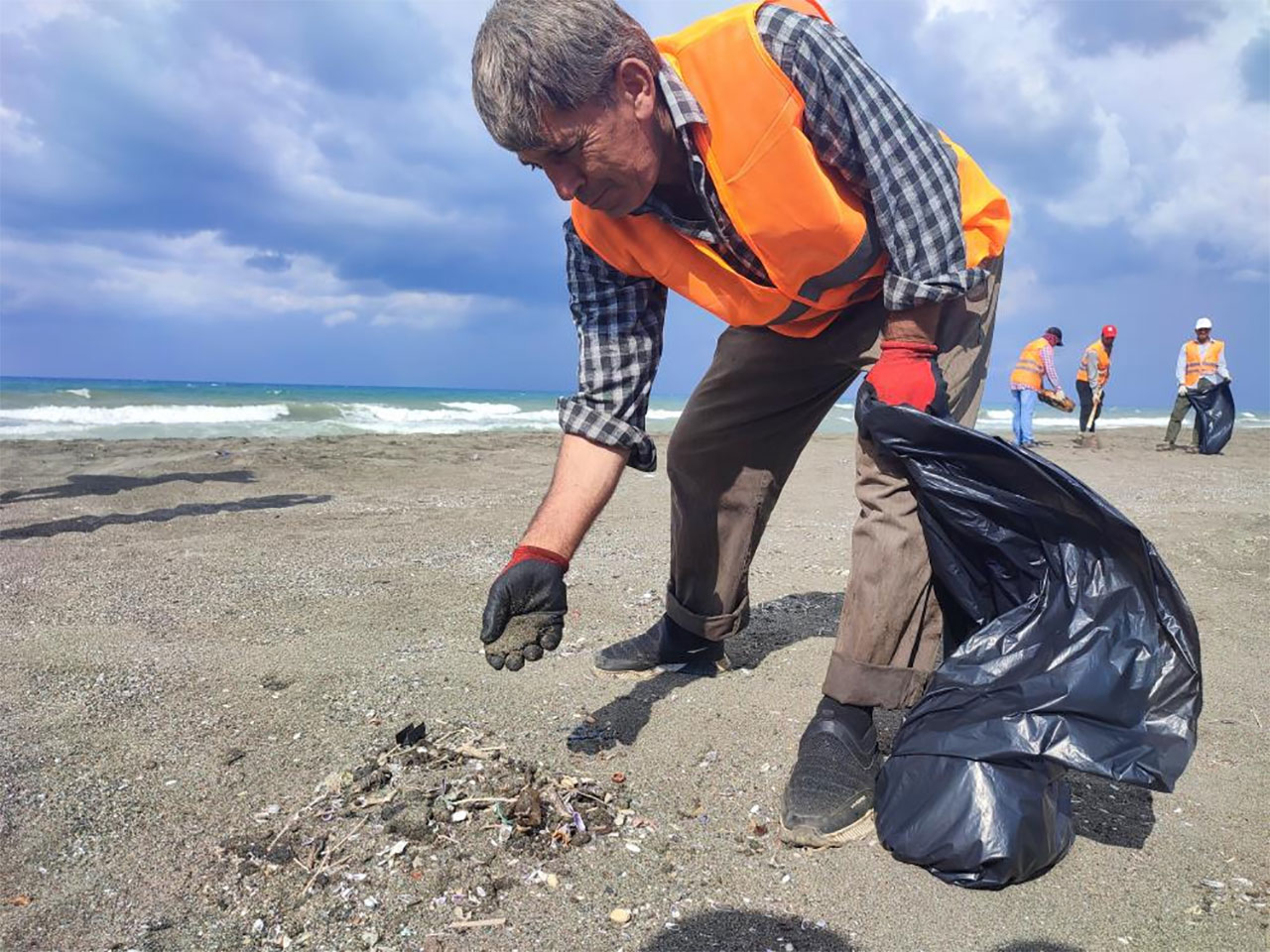 Suriye'den gelen petrol atıkları Hatay'da elekle temizliyorlar