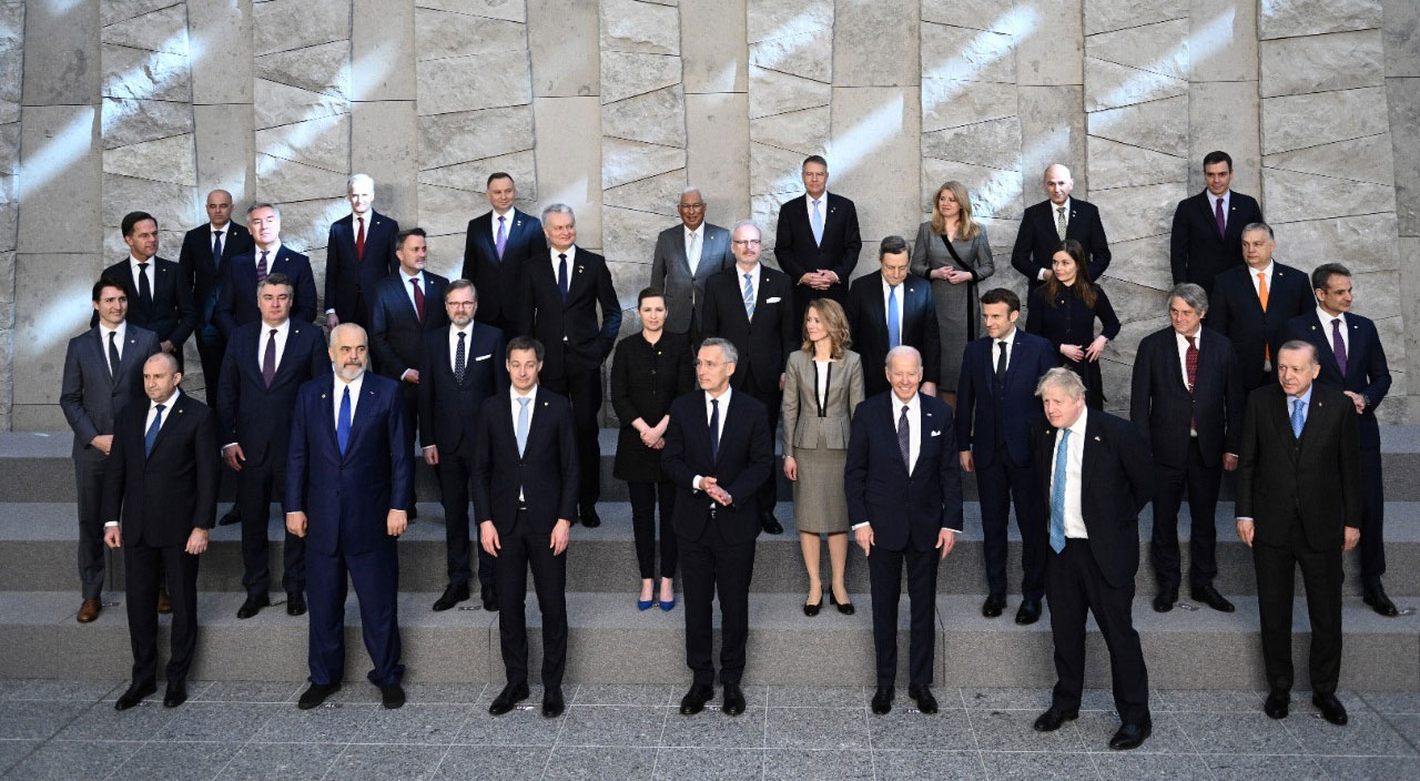 Kritik NATO Zirvesi başladı! Liderler aile fotoğrafı çektirdi