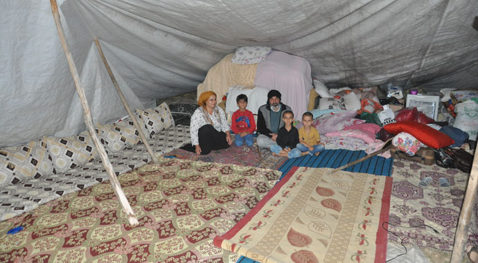 Kiralık ev bulamayan Kayhan ailesi brandada yaşıyor