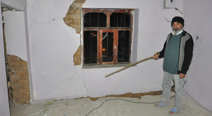 Kiralık ev bulamayan Kayhan ailesi brandada yaşıyor