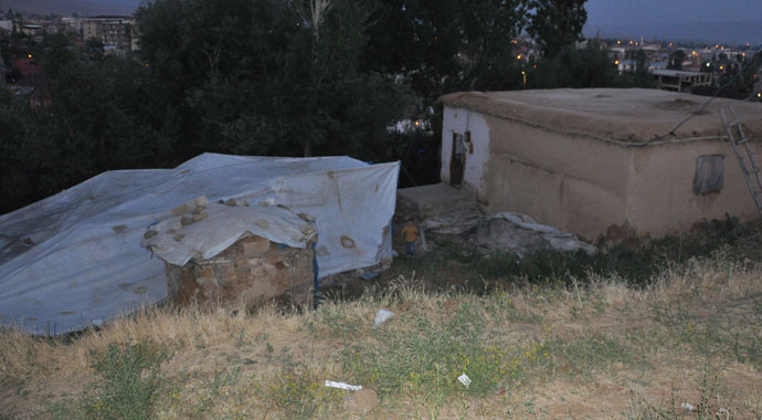 Kiralık ev bulamayan Kayhan ailesi brandada yaşıyor