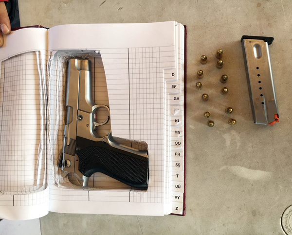 Ajandayı oyup içine silah sakladılar