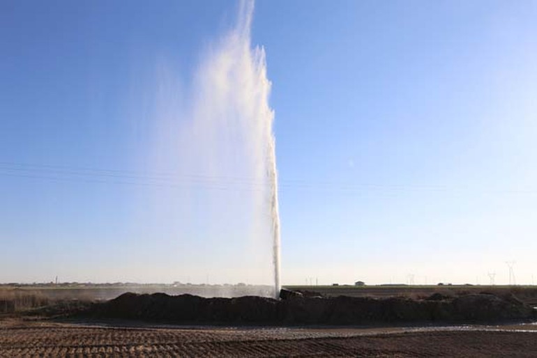 40 metre yüksekliğe fışkırdı