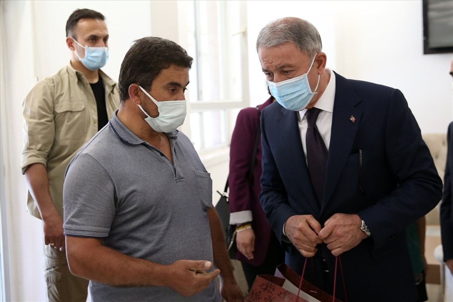 Bakan Akar, memleketinde şehit yakınları ve gazilerle bayramlaştı