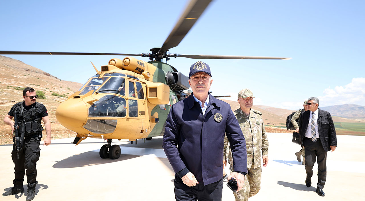 Son dakika: Bakan Akar ve komutanlardan hudut hattında inceleme