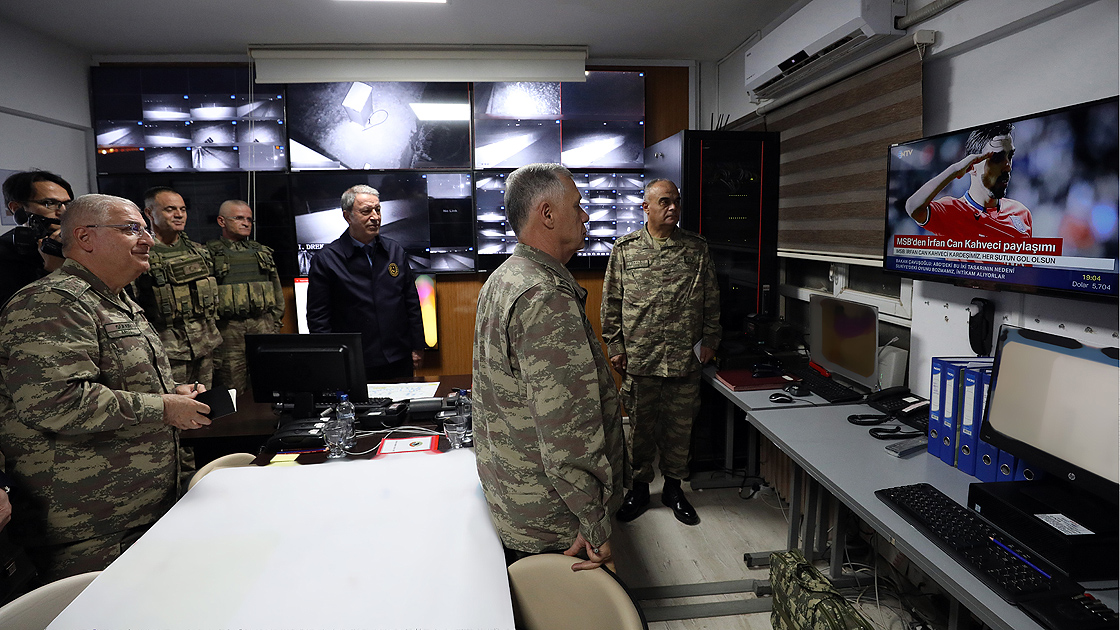 Bakan Akar'dan sınırın sıfır noktasında mesaj: 'Her an her şey olabilir'