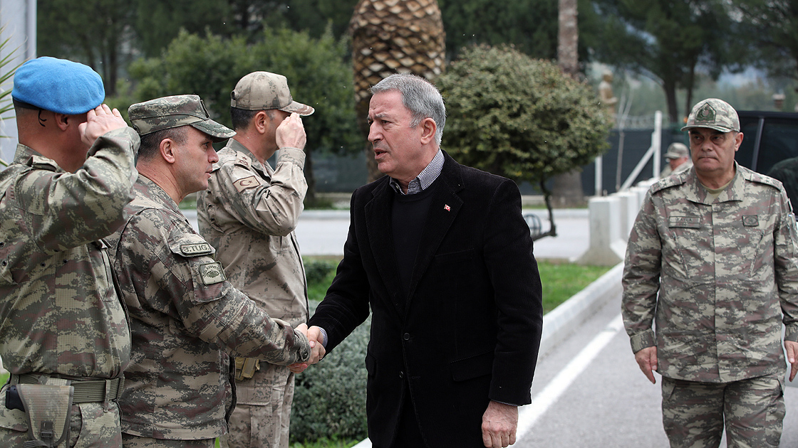 Bakan Akar ve komutanlar sınır hattında