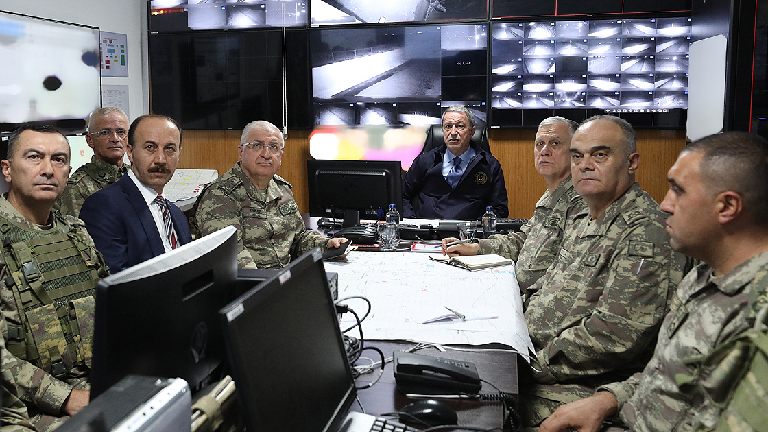 Bakan Akar'dan sınırın sıfır noktasında mesaj: 'Her an her şey olabilir'