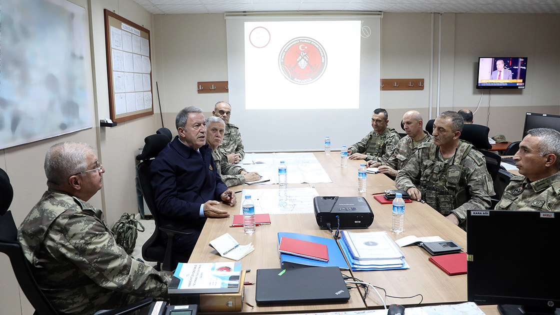 Bakan Akar'dan sınırın sıfır noktasında mesaj: 'Her an her şey olabilir'