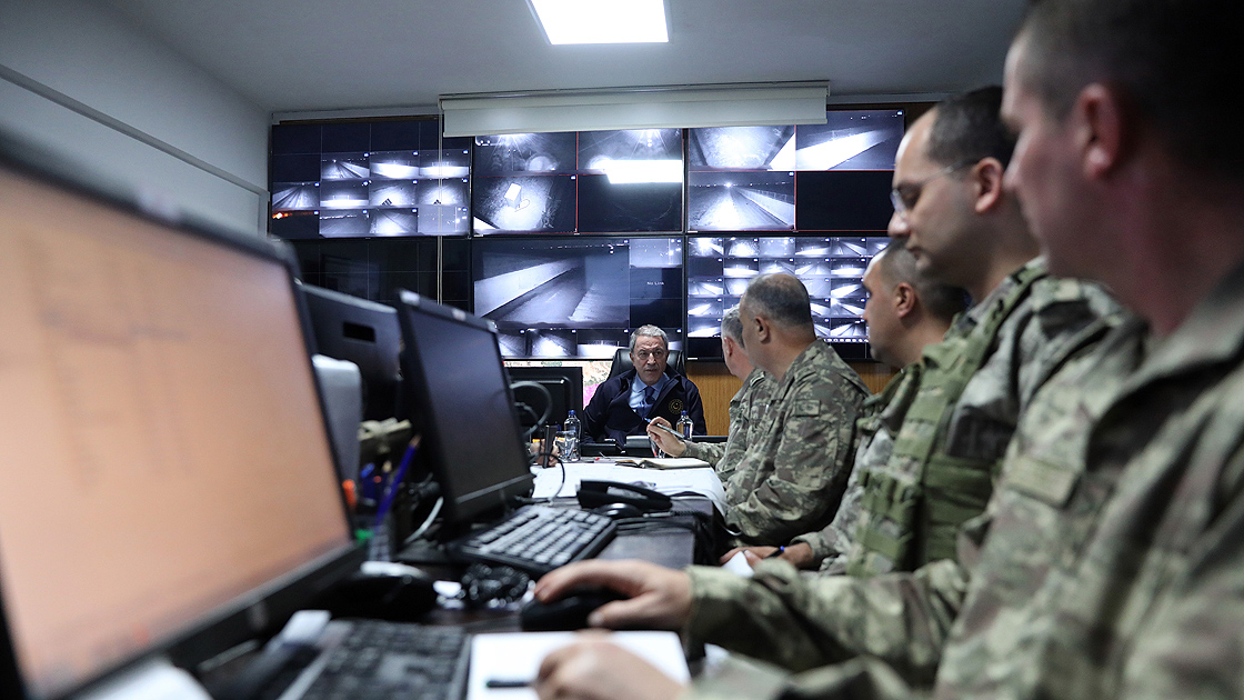 Bakan Akar'dan sınırın sıfır noktasında mesaj: 'Her an her şey olabilir'