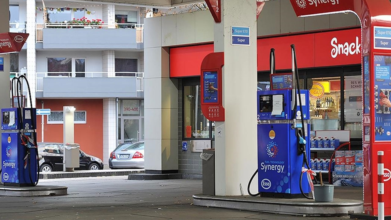 Bidonlarla kuyruğa giriyorlar: Ucuz akaryakıt almak için ülke değiştiriyorlar Bidonlarla kuyruğa giriyorlar: Ucuz akaryakıt almak için ülke değiştiriyorlar