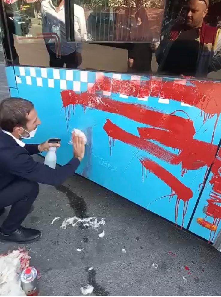 Akıllara durgunluk veren olay! Otobüse alınmayınca şoföre kızdı, otobüsü yumrukladı, kırmızıya boyadı Akıllara durgunluk veren olay! Otobüse alınmayınca şoföre kızdı, otobüsü yumrukladı, kırmızıya boyadı