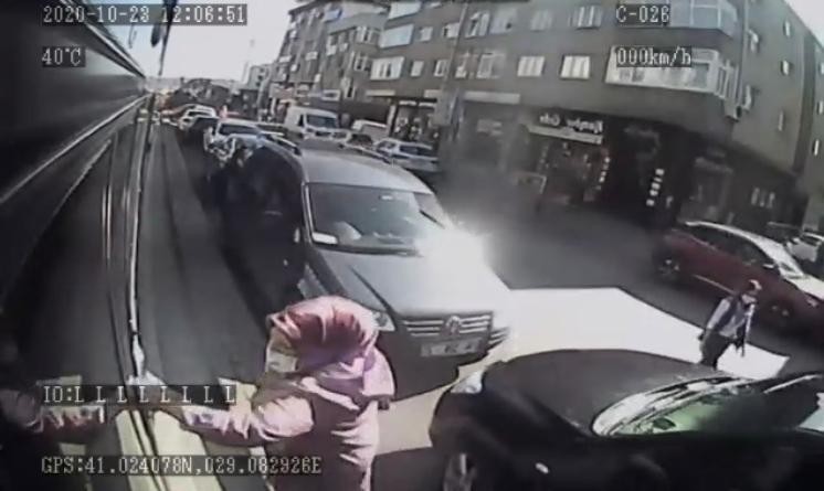 Akıllara durgunluk veren olay! Otobüse alınmayınca şoföre kızdı, otobüsü yumrukladı, kırmızıya boyadı Akıllara durgunluk veren olay! Otobüse alınmayınca şoföre kızdı, otobüsü yumrukladı, kırmızıya boyadı