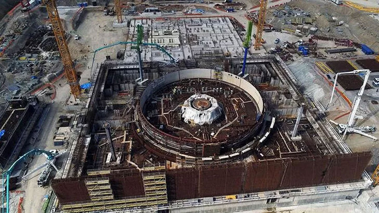 Enerjiye sahip olan silah gibi kullanıyor