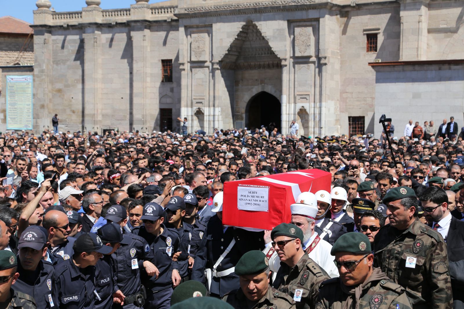 Aksaray şehidini 10 bin kişi uğurladı