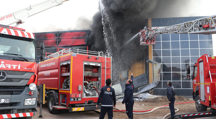 Aksaray’da sucuk fabrikasında yangın: 5 işçi dumandan etkilendi