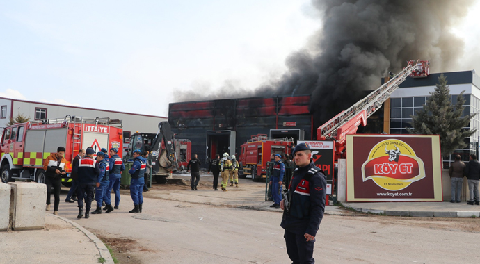 Aksaray’da sucuk fabrikasında yangın: 5 işçi dumandan etkilendi