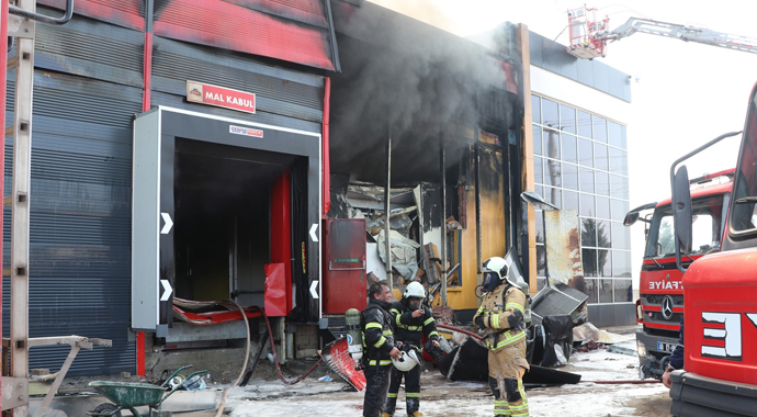 Aksaray’da sucuk fabrikasında yangın: 5 işçi dumandan etkilendi