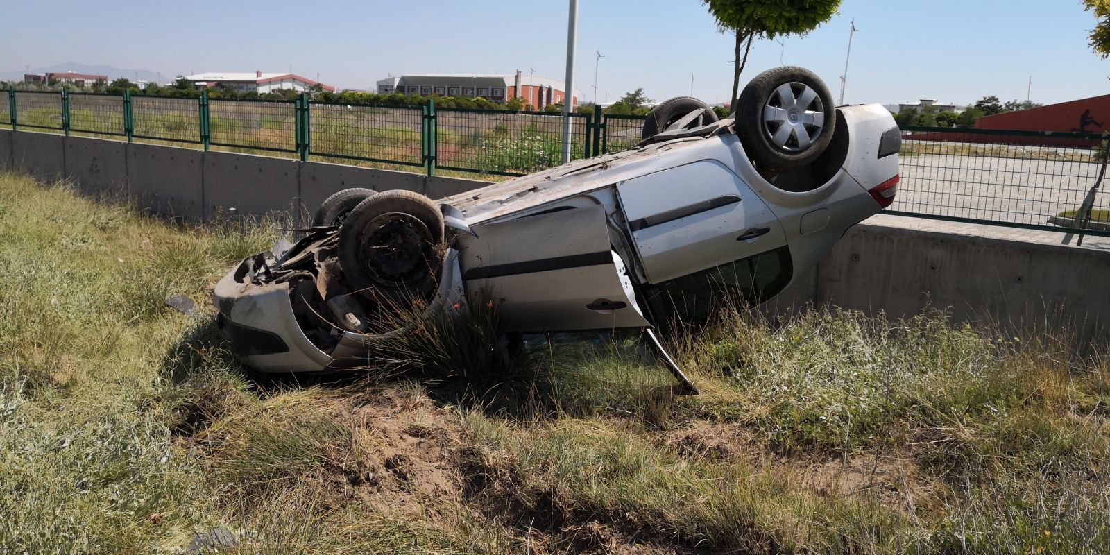 Aksaray'da araç şarampole yuvarlandı: 3 yaralı Aksaray'da araç şarampole yuvarlandı: 3 yaralı