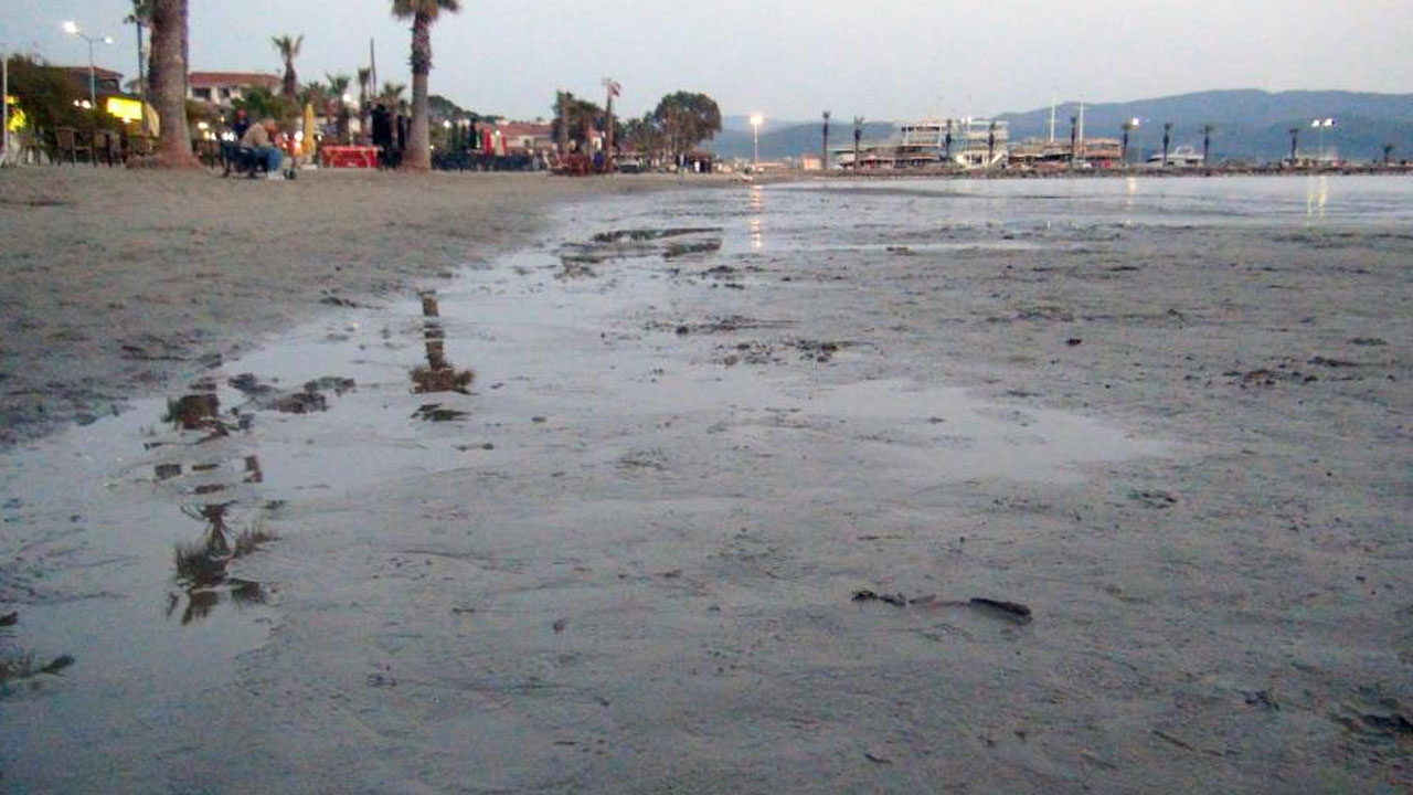 Akyaka’da ürküten görüntü deniz suyu 50 metre çekildi: Süper gelgitler başladı