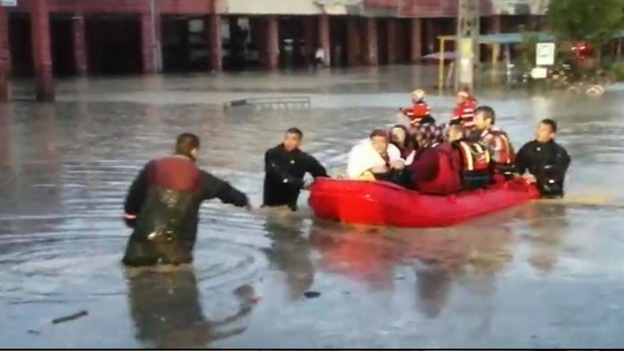 Günün en dikkat çeken karesi... Soylu ve Yavaş buluştu: Bakanın ıslak çizmeleri gündem oldu Günün en dikkat çeken karesi... Soylu ve Yavaş buluştu: Bakanın ıslak çizmeleri gündem oldu