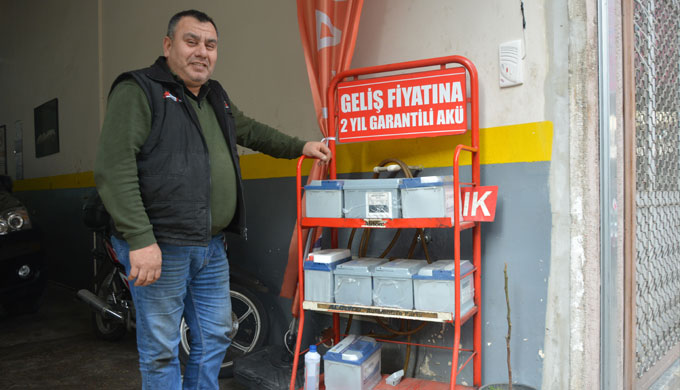 Akü hırsızlığı kameralara yansıdı