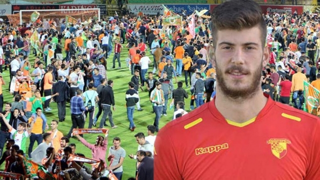 Alanyasporlu taraftar, Göztepe kalecisi Göktuğ Bakırbaş'a saldırdı