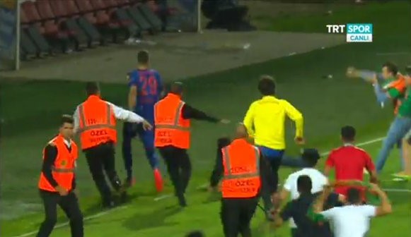 Alanyasporlu taraftar, Göztepe kalecisi Göktuğ Bakırbaş'a saldırdı