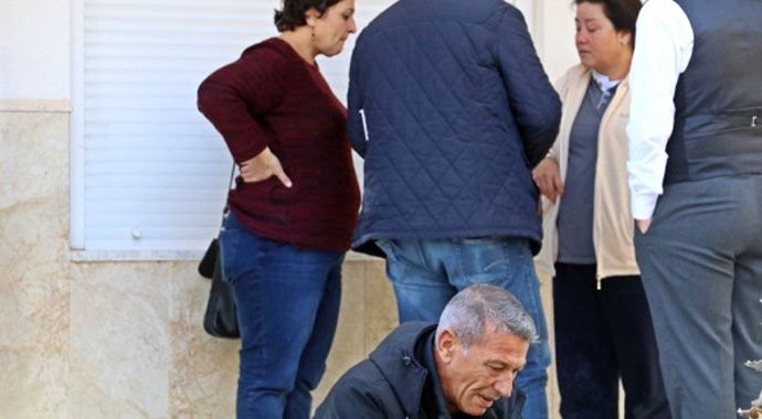 Panjurların açılması ile Albina Öksüze'nin cansız bedenini görünce gözyaşlarına boğuldu