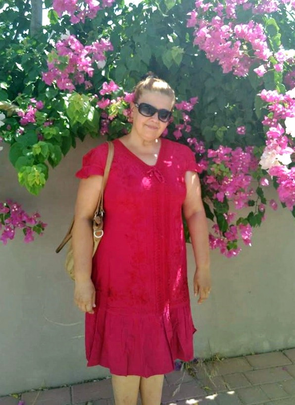 Panjurların açılması ile Albina Öksüze'nin cansız bedenini görünce gözyaşlarına boğuldu