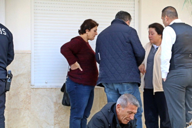 Panjurların açılması ile Albina Öksüze'nin cansız bedenini görünce gözyaşlarına boğuldu