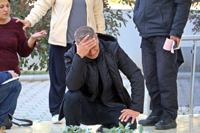 Panjurların açılması ile Albina Öksüze'nin cansız bedenini görünce gözyaşlarına boğuldu