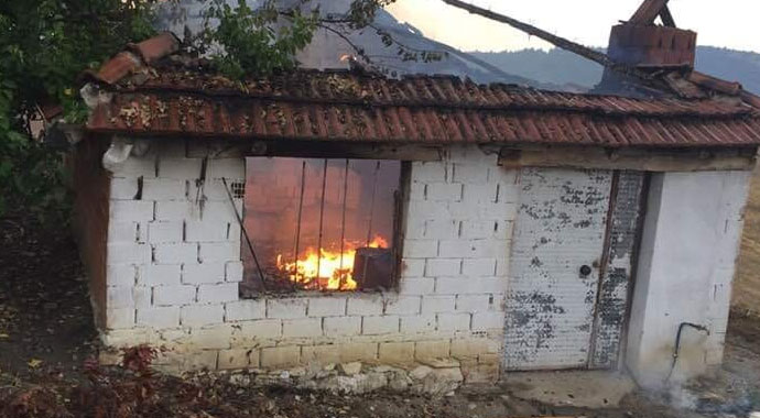 Manisa’da yıldırım düşen ev alev alev yandı