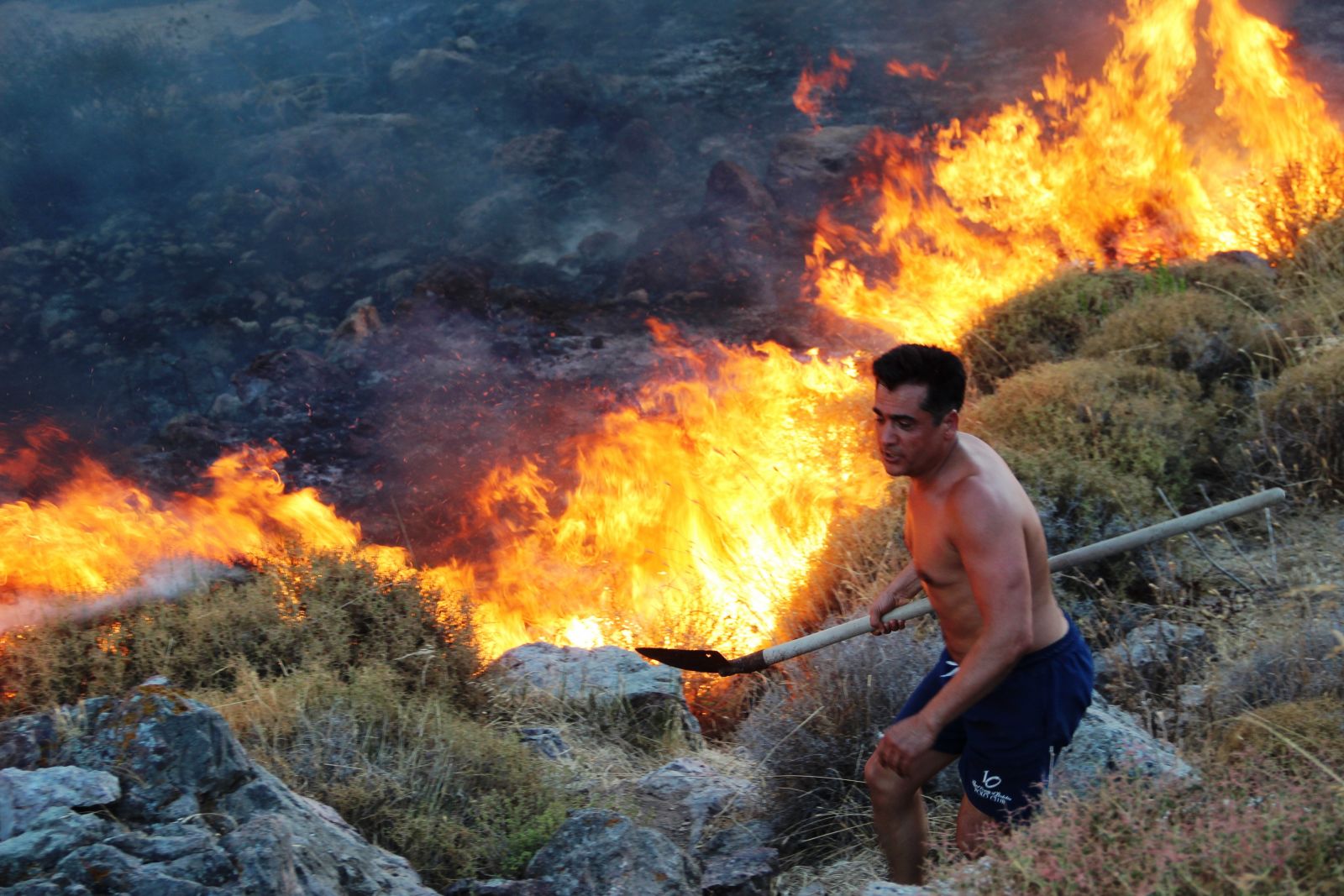 Alevler tatil sitelerine yaklaştı; tatilciler taşlarla yangını söndürmeye çalıştı