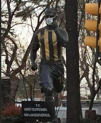 Heykeline maske takılan Alex'ten yorum geldi!