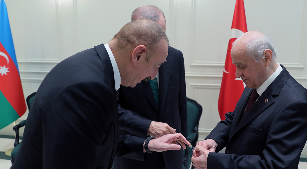 Devlet Bahçeli'den Aliyev'e anlamlı hediye